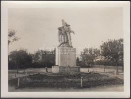 cca 1950 Abony, Hősök szobra, eredeti negatív + eredeti nagyítás, utóbbi hátulján feliratozva, 9×12 cm