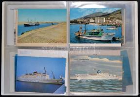 Modern képeslapalbum 64 férőhellyel, benne 46 db modern hajó motívumú képeslappal / Modern postcard ...