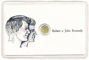 Amerikai Egyesült Államok DN "Robert és John Kennedy" Au modern mini pénz sérült laminált díszcsomagolásban (0.2g/0.333/11mm) T:BU USA ND "Robert and John Kennedy" Au modern mini coin, damaged lamination (0.2g/0.333/11mm) C:BU