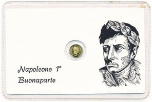 Amerikai Egyesült Államok DN "1812. 5L Napóleon" Au modern mini pénz laminált díszcsomagolásban (0.2g/0.333/11mm) T:BU USA ND "1812. 5 Lire Napoleon Bonapate" Au modern mini coin, laminated (0.2g/0.333/11mm) C:BU