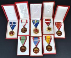 8db szocialista kitüntetés, mindegyik dísztokban, benne "Közbiztonsági Érem", "Felsza...