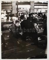 cca 1960 Rendőr és csavargó fotó. Jelzett: Feri Lukas, London. 25x20,5cm /Police and bum photo. Signed Feri Lukas, London.