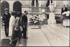 1982 Mitterand elnök és felesége érkezik az elnökhöz és Mrs Reaganhez vacsorára.  Párizs. Jelzett: Boccon-Gibod/Morvan/Setboun/Sipa Press 17,5x26,5cm / President Mitterand and his wife arrive at the  American Embassy for the dinner hosted by President and Mrs Reagan. Signed: Boccon-Gibod/Morvan/Setboun/Sipa Press 17,5x26,5cm