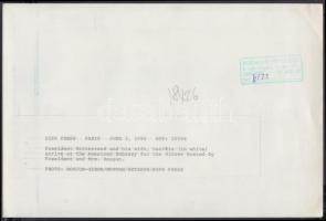 1982 Mitterand elnök és felesége érkezik az elnökhöz és Mrs Reaganhez vacsorára.  Párizs. Jelzett: B...