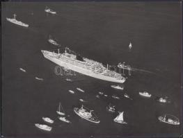 1964 Portugál Állami Légierő fényképe hajókról a tengeren. Jelzett: 18x24cm /  Ships at Sea photo of Portuguese State Air Force. Signed: Estado Maior Forca Aerea. 18x24cm