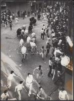Bikafuttatás. Régi fotó. Jelzett: Agencia Efe 24x17,5cm / Bulls running trough the narrow streets, chasing down a screamin mob of youngster. Signed: Agencia Efe 24x17,5cm
