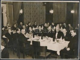 1940 Az Alsó-Őrsi Fürdőegyesület vacsorája Budapesten. Régi fotó. Jelzett: Magyar Fotóriporter Iroda. 17x23cm