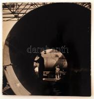 Csőszerelők. Keményhátú régi fotó. 2 sarok sérült.  28,5x27,5cm