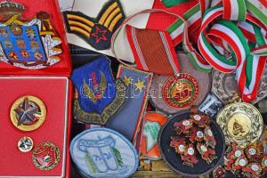 Doboznyi vegyes kitüntetés, jelvény, díjérem főleg a szocialista időszakból, közte zománcozott és tokos darabok is T:vegyes