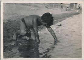 cca 1935 Kinszki Imre (1901-1945): Vízparti játék, 13x18 cm