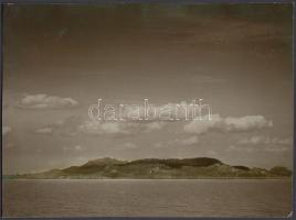 1927 Kerny István (1879-1963): Balaton, zalai part, bazalt hegyek, feliratozott vintage fotóművészeti alkotás, 15x21 cm