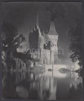 cca 1940 Kerny István (1879-1963): Budapest, Városligeti tó, Vajdahunyad vára, pecséttel jelzett, vintage éjszakai felvétel, 20x17 cm