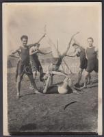 1929 Kézilabdások produkciója a vízparton, feliratozott fénykép, 12x9 cm