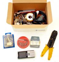 Barkács tétel, benne mindenféle barkács kellékkel: elosztó, fogó, sniccer, cserélhető csavarhúzófeje...