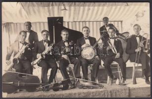 1929 Fotó Háber (Szombathely): Ferrek Pista fotólapja a szombathelyi néger jazz bandtól, hideg pecséttel jelzett,  9x14 cm