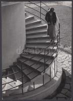 cca 1935 Osoha László: Lépcsőn, pecséttel jelzett vintage fotóművészeti alkotás, 23x16 cm