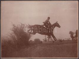 cca 1910 Magyar huszár nem ismer akadályt, kartonra ragasztott katonai fotó, 17x23 cm