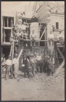 cca 1920 Építkezésen, fotólap, 14x9 cm