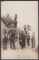 cca 1910 Rönkfűrészelés kézi erővel, fotólap, 14x9 cm