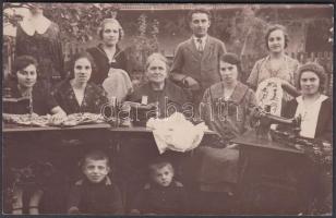 cca 1930 Varró, hímző családi vállalkozás, fotólap,  9x14 cm