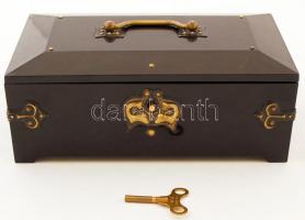 Fekete zenedoboz, műanyag, réz díszítéssel, működik, 21×12,5×8 cm