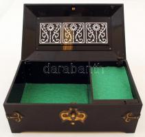 Fekete zenedoboz, műanyag, réz díszítéssel, működik, 21×12,5×8 cm