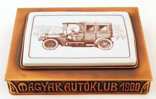 "Magyar Autóklub 1900", gazdagon díszített réz doboz, fa béléssel, tetjén porcelán berakással, 14×11×3 cm
