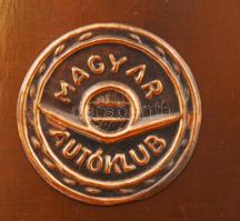 "Magyar Autóklub 1900", gazdagon díszített réz doboz, fa béléssel, tetjén porcelán berakás...