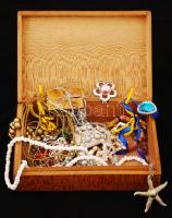 Nagy bizsu tétel: különféle karkötők, nyakláncok 19,5×13,5×5,5 cm-es fa dobozban