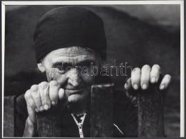 1978 Bahget Iskander: Bekerítve, a szerző által feliratozott vintage fotóművészeti alkotás, 18x24 cm