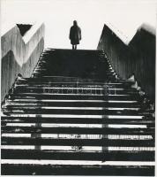 cca 1970 A lépcső tetején, jelzetlen fotóművészeti alkotás, 20x18 cm