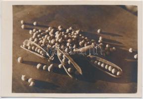 cca 1930 Thöresz Dezső: Borsós csendélet, jelzetlen vintage fotó a szerző hagyatékából, 6x8 cm