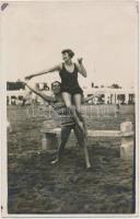 cca 1930 Foto Omnia: Produkció a standon, fotólap, 14x9 cm