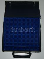 Hordozható éremkoffer 9 db plüss tálcával, újszerű állapotban