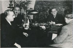 1947 Riesz István igazságügy miniszter, Rónai Sándor, Szélig Imre, középen Szakasits Árpád az SZDP főtitkára megbeszélést tart a Palace szálló 107.es szobájában, feliratozott fotó, 12x18 cm