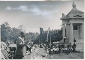 1971. szeptember 5. Komócsin Zoltán beszél az Ópusztaszeren megrendezett Árpád ünnepségen, feliratozott sajtófotó, a kontúrok retussal javítva, 15x11 cm