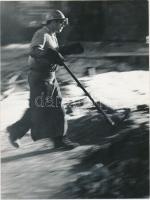 1969 Magyar Alfréd: Martinász, a szerző által feliratozott vintage fotóművészeti alkotás, 24x18 cm