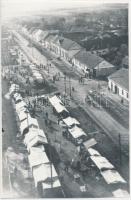 cca 1950 Sátoros kirakodó vásár Kispesten, 14x9 cm