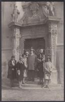 cca 1930 Szabó Imre balatonfüredi fényképész felvétele a tihanyi templom kapujában, tulajdonosának feljegyzése a hátoldalon, fotólap, 14x9 cm