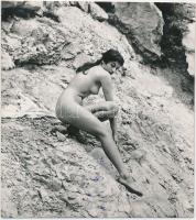 cca 1960 Esztétikusan komponált aktfotó a hegyoldalon, 10x9 cm / cca 1960 Nude photo, 10x9 cm