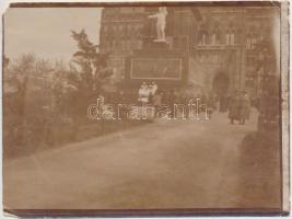 1919 Budapest, az Országház előtt felállított I. vh. hősi emlékmű talapzatánál éppen matrózok fényképezkednek, 9x12 cm
