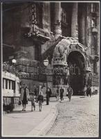 cca 1950 Budapest, a Gellért fürdő bejárata, az utcai homlokzaton még látszanak a háborús belövések, egyik sarkán törésnyom, 23x17 cm