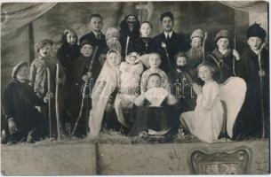 1935 Weisz fotó (Aszód): Gyermek színjátszók betlehemes előadása, fotólap, 9x14 cm