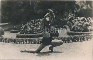 1935 Budapest, Marianne térdelve, feliratozott fotó a Szentpál mozgásművészeti iskola archívumából, fotólap, 8,5x14 cm