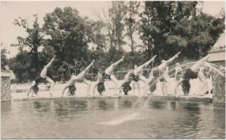 1929 Budapest, szigeti strand, hidak egy lábon, feliratozott fotó a Szentpál mozgásművészeti iskola archívumából, fotólap, 8,5x14 cm
