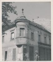 cca 1935 Budapest, Fő utca és Pala utca sarok, feliratozott, jelzetlen vintage városfotó Reich Péter Cornel hagyatékából, 21x18 cm