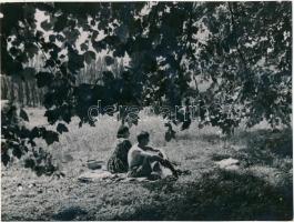 cca 1940 Piknik a Római parton, jelzetlen vintage fotó Reich Péter Cornel hagyatékából, 18x24 cm