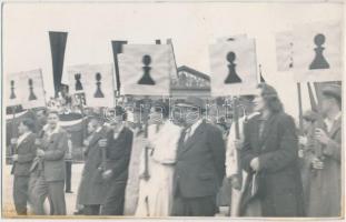 cca 1955 Sakkozók felvonulása, fotólap, 9x14 cm