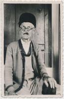 cca 1920-1950 Badár Balázs fazekas dinasztia háza Mezőtúron, id. Badár Balázs portréja és ifj. Badár Balázs termékei, 3 db  fénykép, 6x9 cm és 9x14 cm