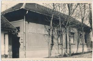 cca 1920-1950 Badár Balázs fazekas dinasztia háza Mezőtúron, id. Badár Balázs portréja és ifj. Badár...